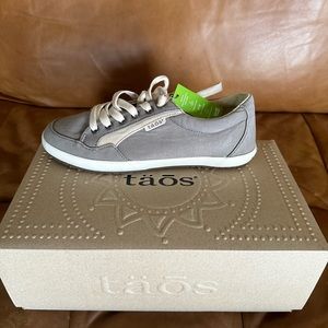 Womens Taos shooting star shoes grey/beige size 7W